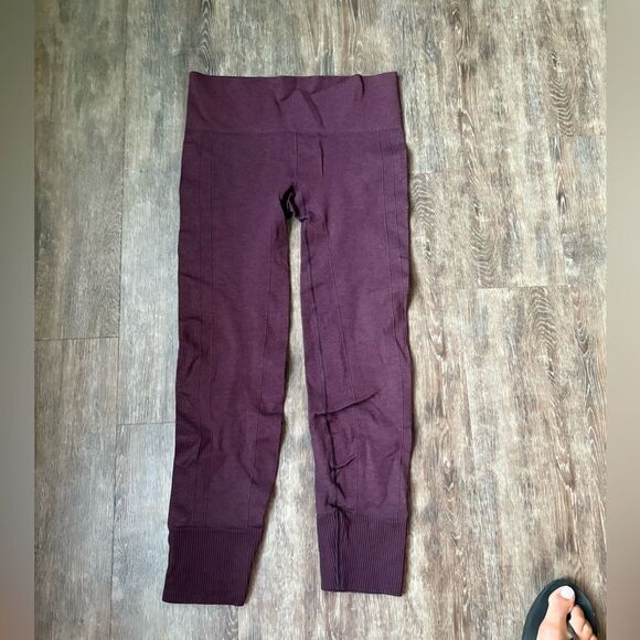 Lululemon Ebb To Street Pant
Heathered Bordeaux Drama leggings - Picture 3 of 7